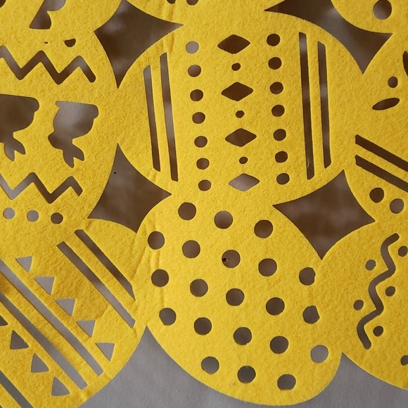 Isaac Mizrahi NWOT Bright Yellow Pierced Easter Egg Design Table Runner - Picture 5 of 5